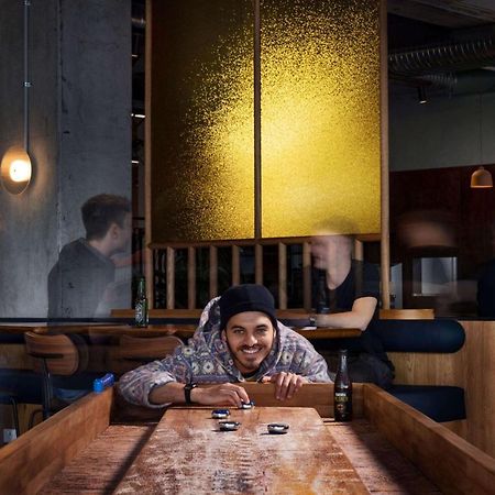 Lylo Auckland Hotel Екстериор снимка A sushi chef at work